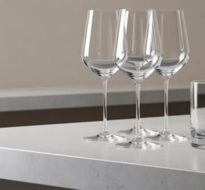 Zestaw bestsellerowych kieliszków i szklanek na stole.