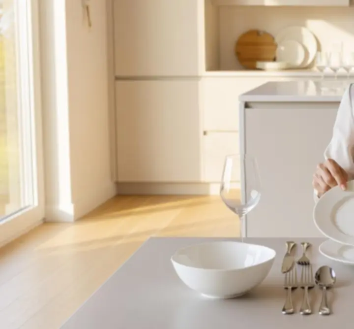 Klient przygotowujący posiłek w eleganckiej kuchni z produktami Dining Market PL