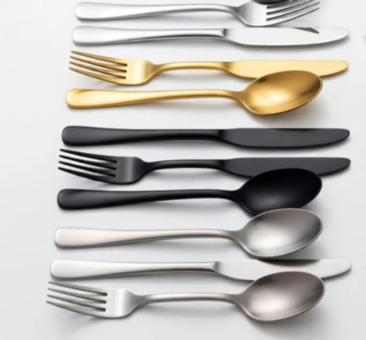 Próbki różnych wykończeń sztućców: stal nierdzewna, złocona, satynowa