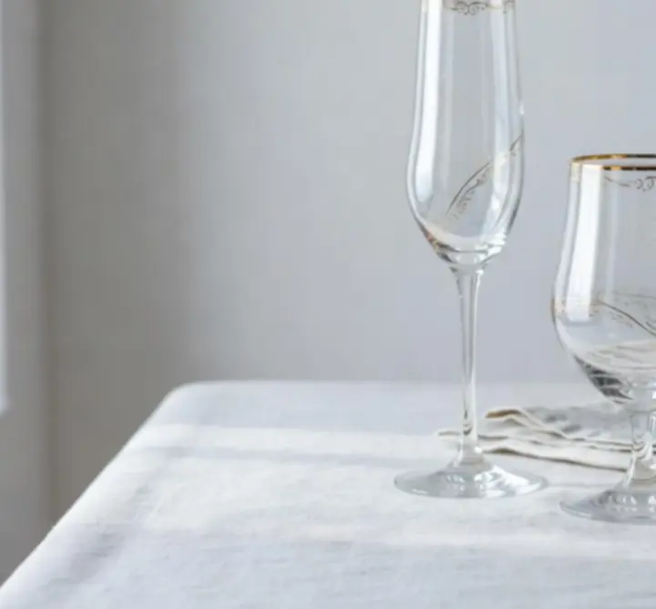 Nowości i edycje limitowane szkła stołowego w aranżacji stołu.