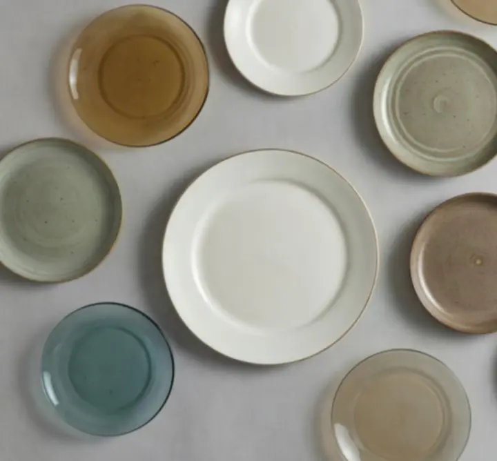 Różne style talerzy ułożone na stole