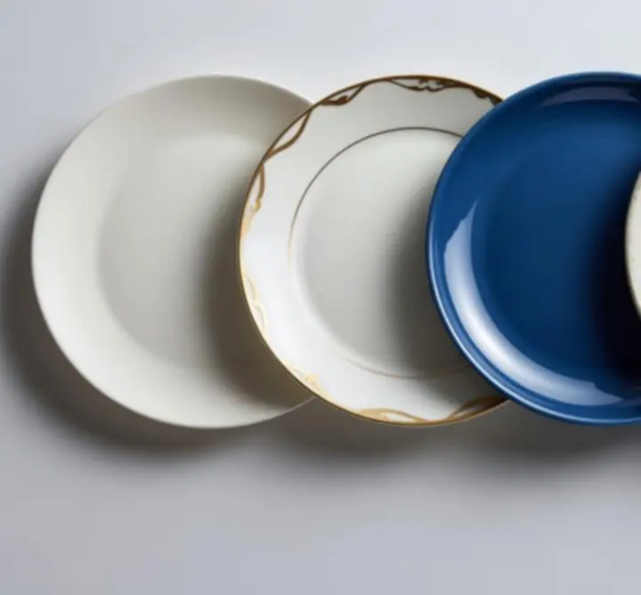 Zbliżenia nowoczesnych talerzy z różnymi fakturami i wykończeniami