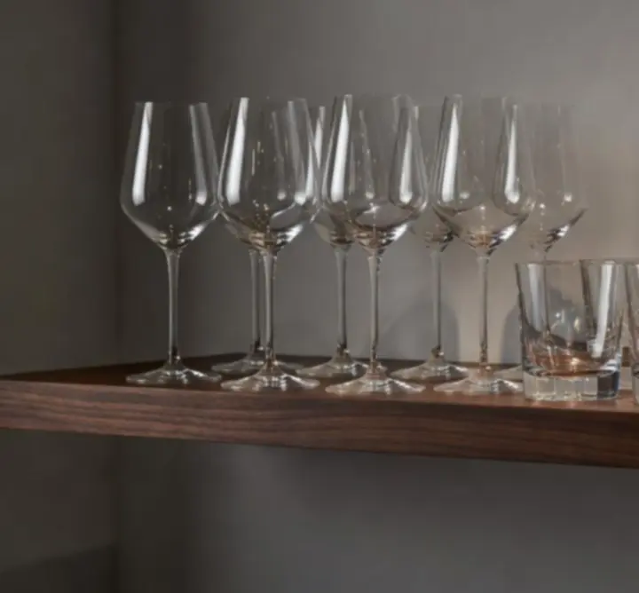 Eleganckie kieliszki i szklanki ustawione na stole